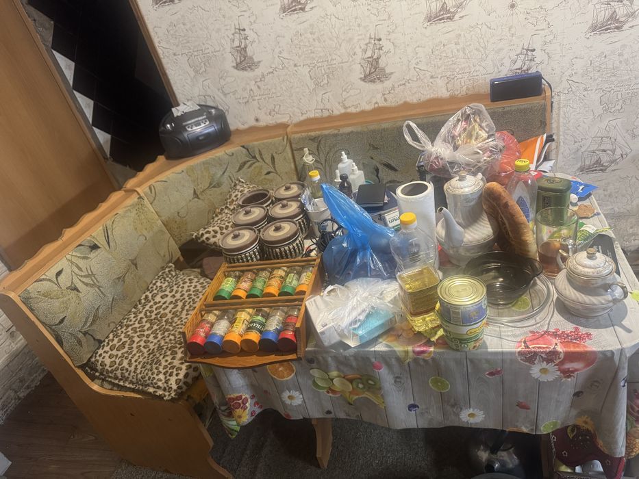Стол и уголок в кухню