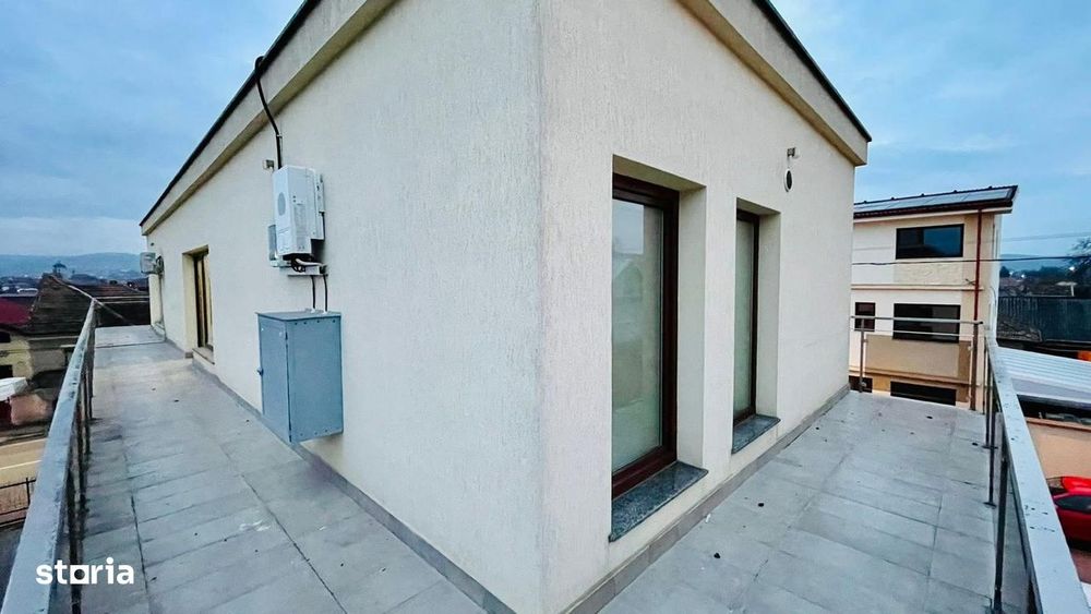 Casă  cu două apartamente și spațiu comercial,parter,etaj,etaj retras