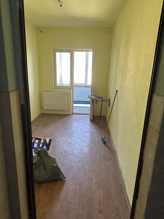 Vând apartament cu 3 camere  etaj 4