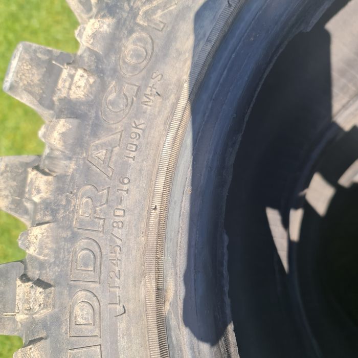 Cauciucuri off-road in stare bună de funcționare