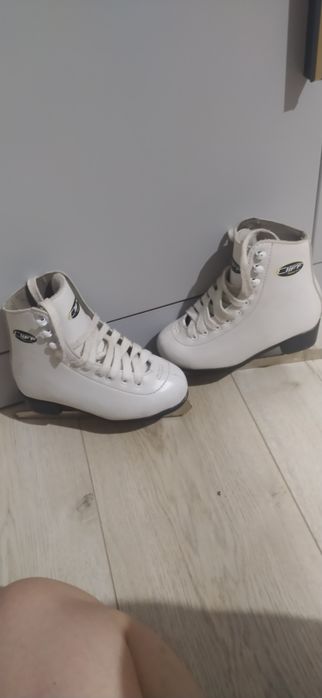 Коньки фигурные.