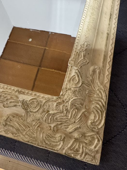 Oglindă de perete 80 × 60 cm, cu ramă albă decorativă