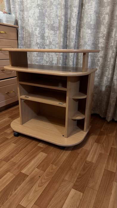 Продам столик на колесах