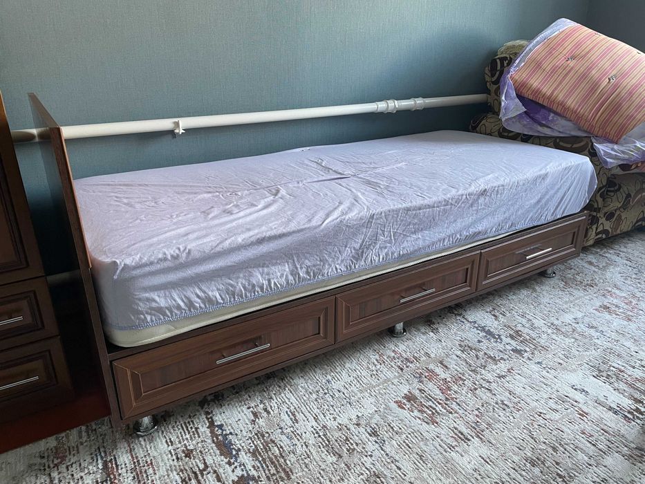 Кровать вместе с матрасом