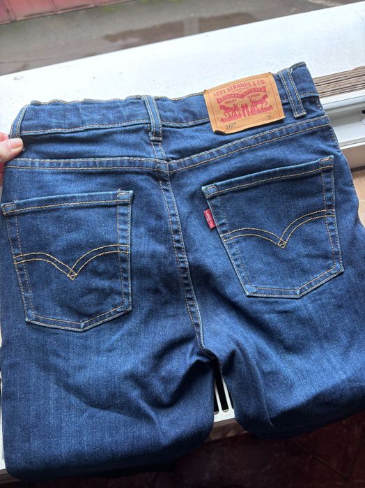 Blugi Levi’s în stare excelentă