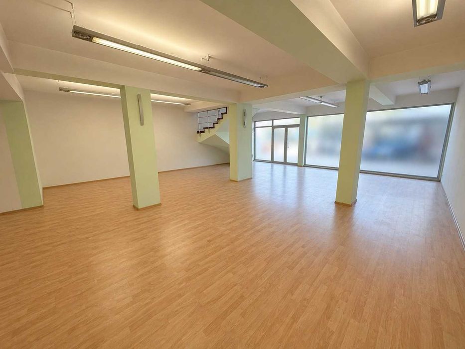 Магазин с голяма витрина в гр.Пловдив - кв. Каменица 1