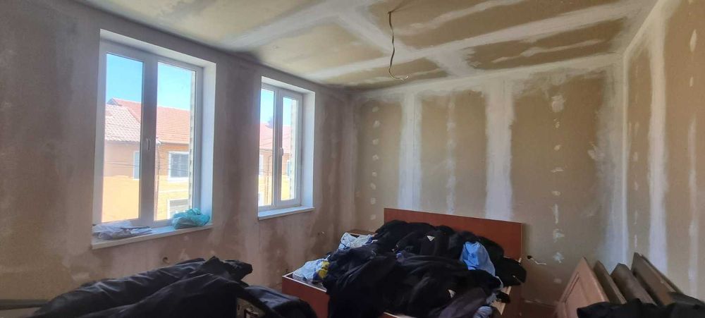 Двуетажна къща с два търговски обекта в гр. Долна баня