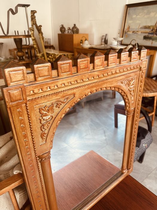 Декоративно стеннo огледало с масивна дървена рамка