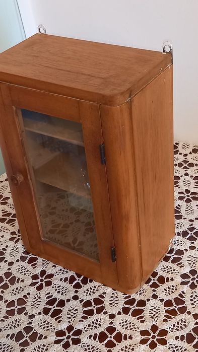 Vand dulăpior lemn,culoare natur,interior compartimentat,1 usa