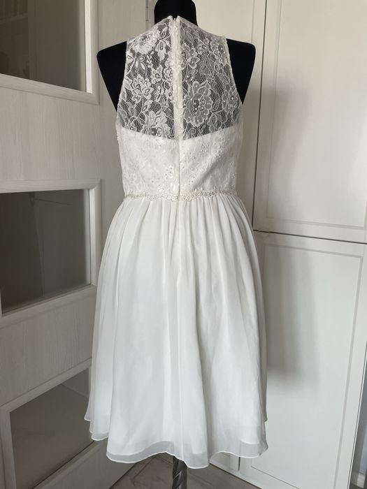 Красива бяла рокля