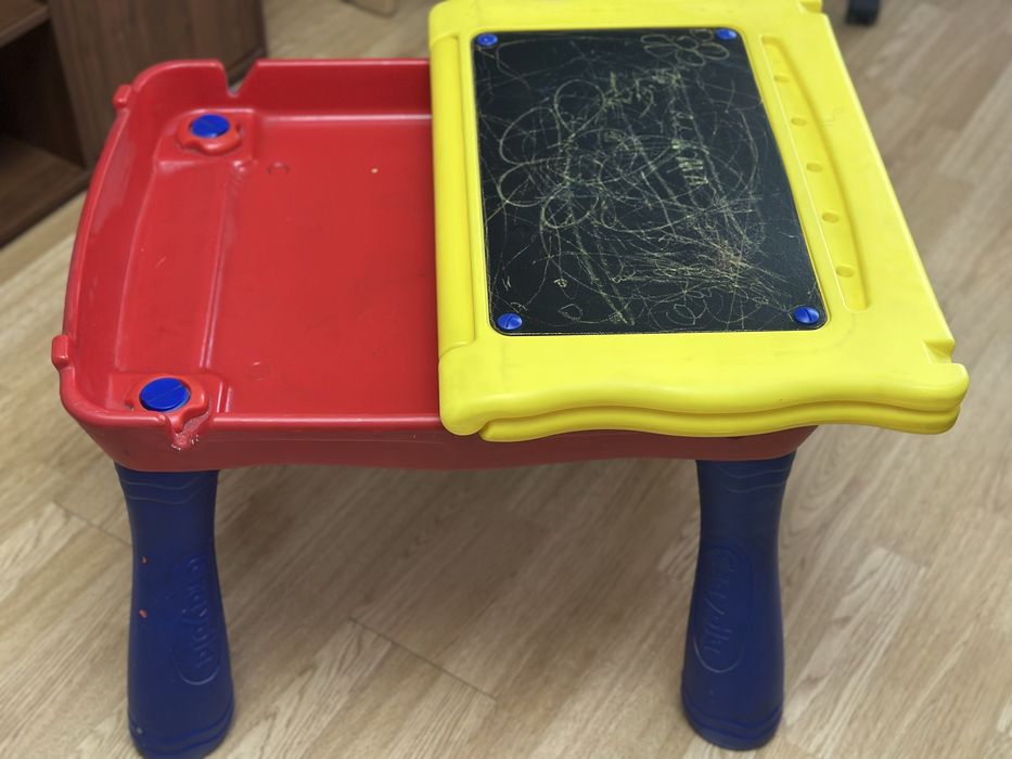 Детский стол и стулья