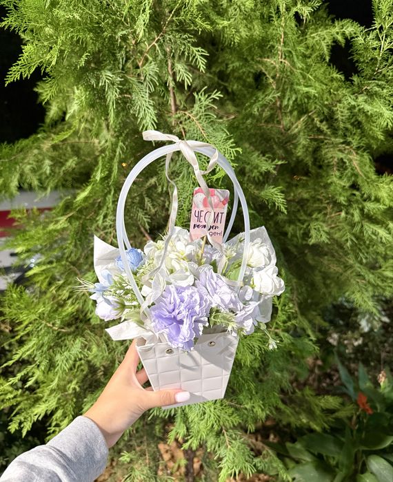 Кошнички с изкуствени цветя