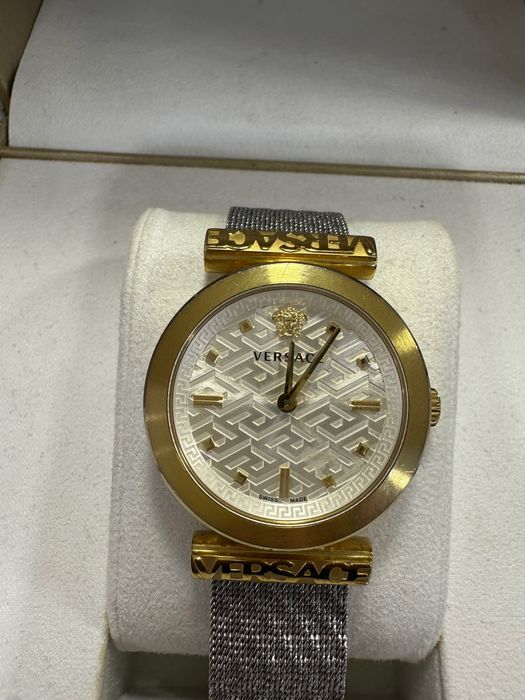 Часовник Versace оригинален