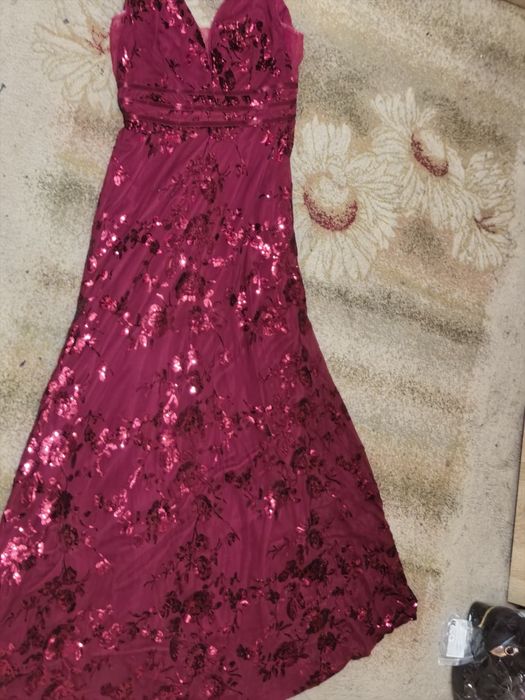 Продавам нови рокли, размери С-М