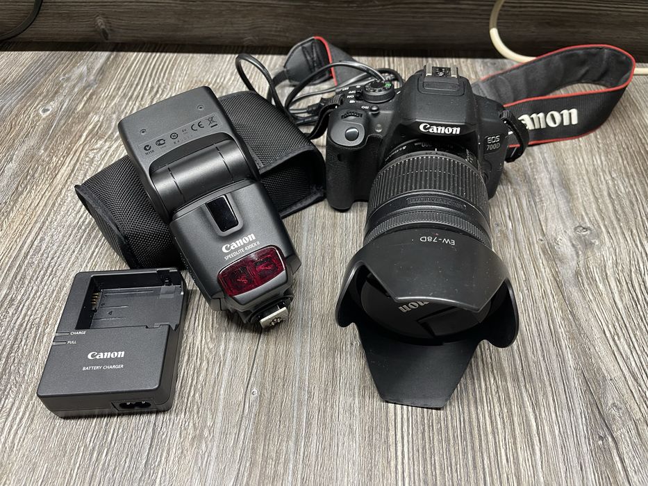 Canon EOS 700D; В комплекте вспышка Canon Speedlite 430EX ||