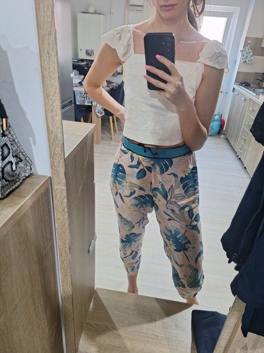 Top cropp cu volănașe la umeri