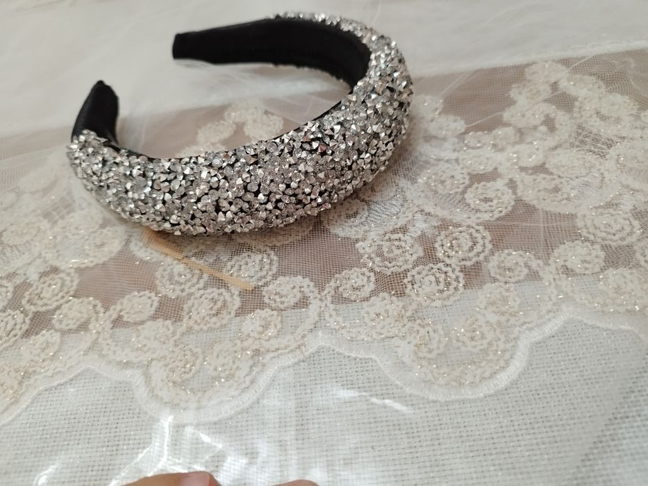 Abadok. Toshlar bilan bezatilgan