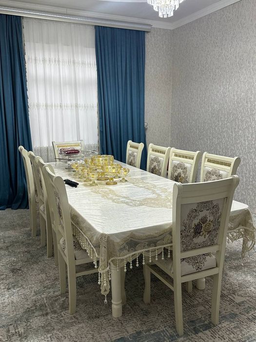 Стол стул скромный классик