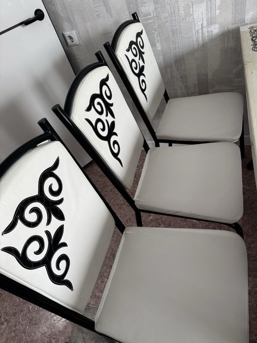 СРОЧНО продам кухонный стол со стулями