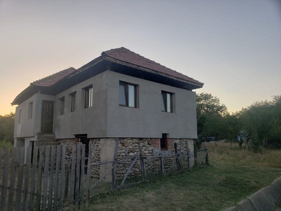 Vând casa aproape de oraș.
