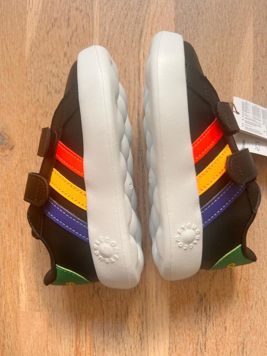 Vand Adidas unisex, potriviti pt 3-4 ani, noi, cu eticheta