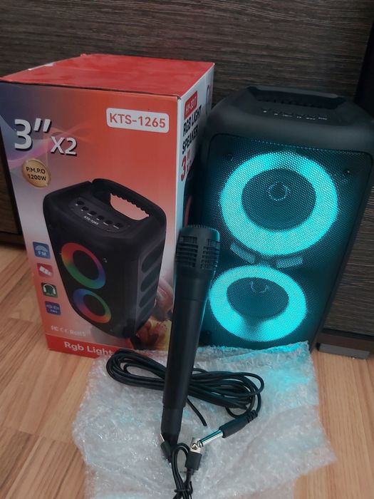 Vând boxa portabila cu lumini RGB  la cutie nouă