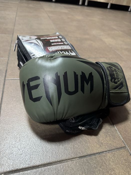 Продам боксерские перчатки Venum