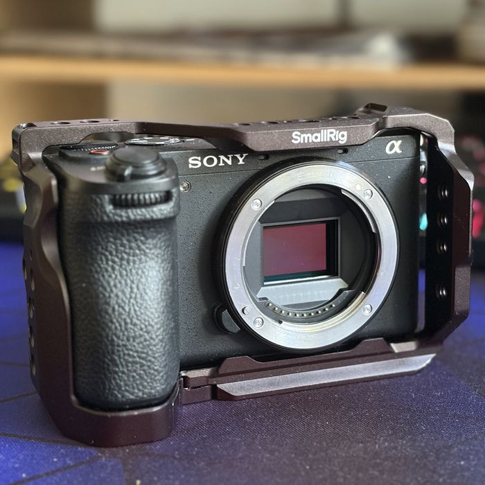 Sony A6700 + cage SmallRig | cumparat în decembrie 2025