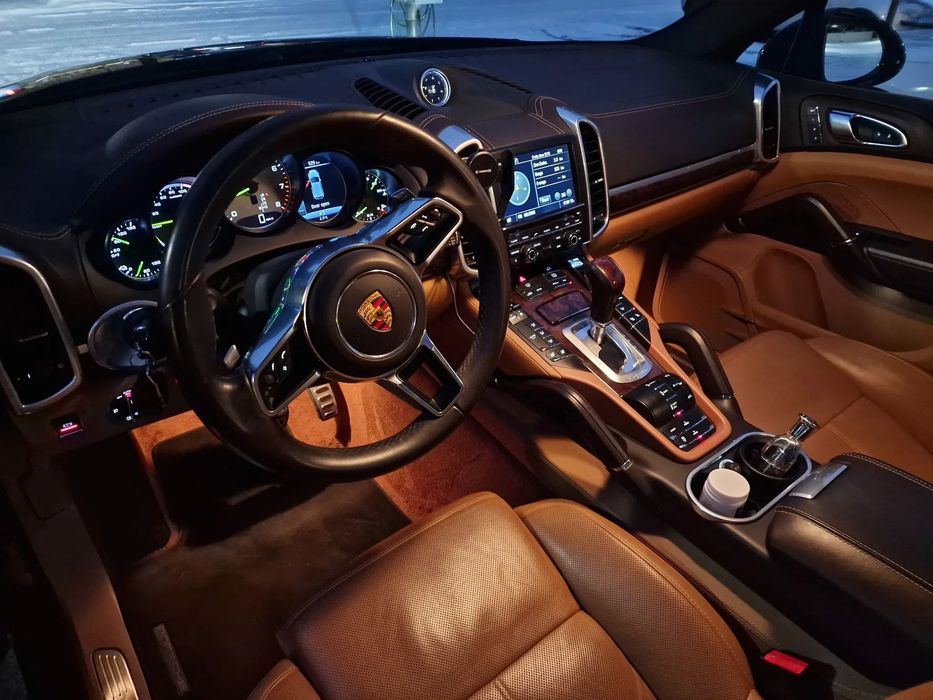 Porsche Cayenne Masina deosebita si bine dotata.