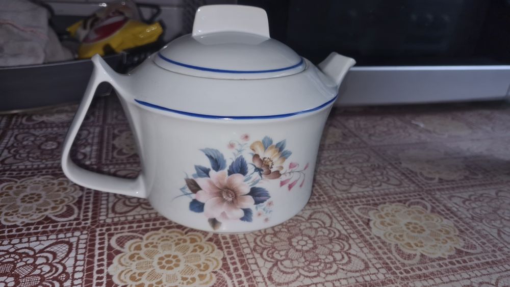 Ceainic și 2 cești.