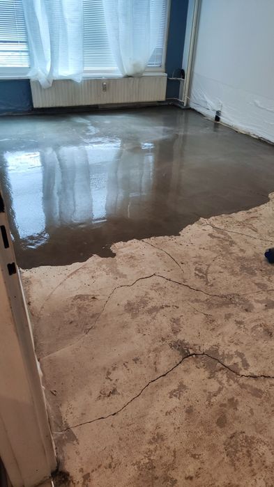 Саморазливна замазка, самонивелираща се замазка