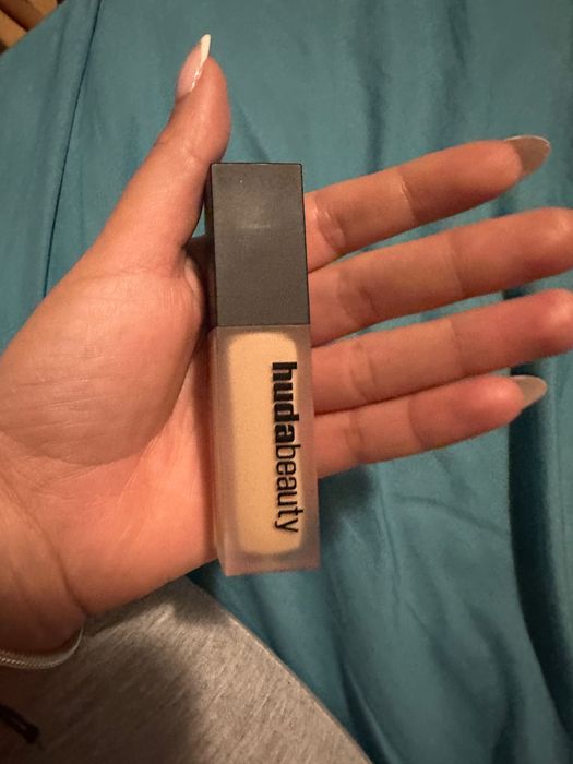 Коректор на hudabeauty