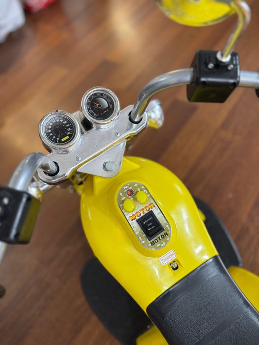 Motocicleta electrica galbena