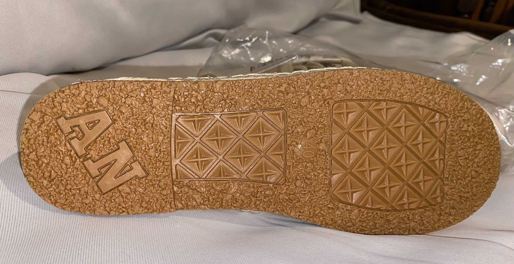 Нови бежови мокасини