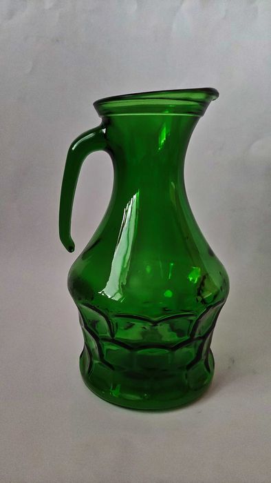 Италиански сервиз от изуруденозелено стъкло