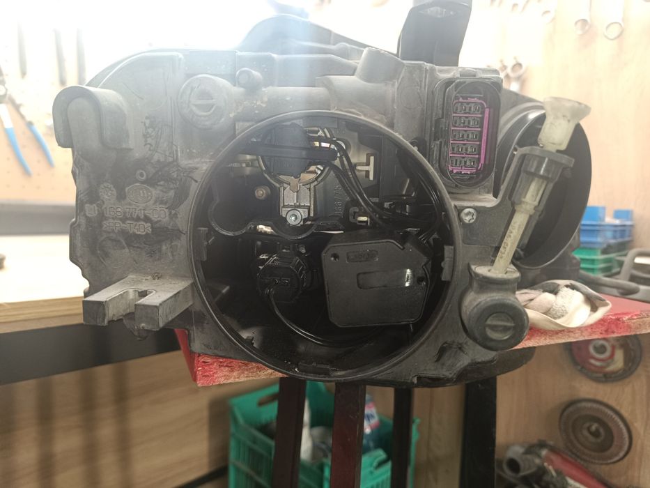 Продавам Фарове за Audi A3 8p 2009-2013
Фаровете са в много добро съст