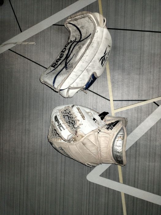 Продам вратарские перчатки