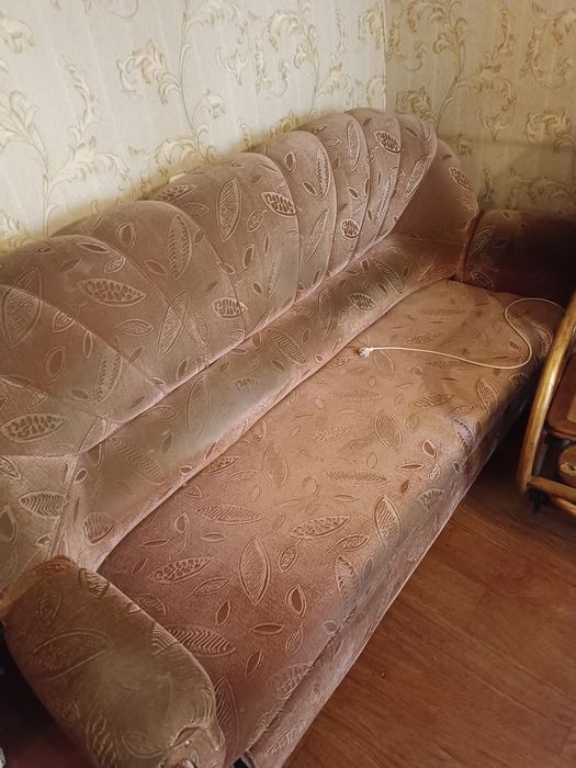 Отдам бесплатно диван и два кресла.