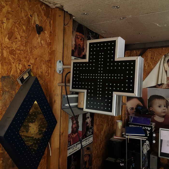 Cruce farmacie luminoasa