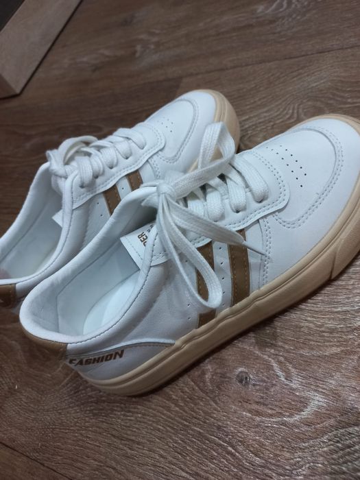 Кроссовки продаётся