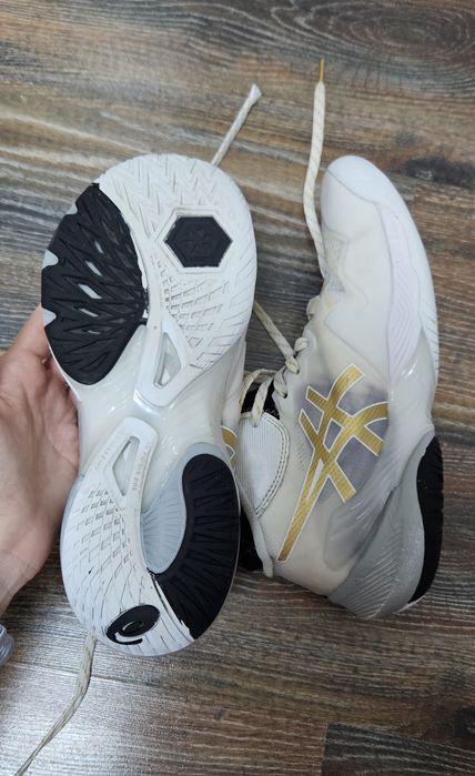 Кроссовки Asics Metarise золотистые