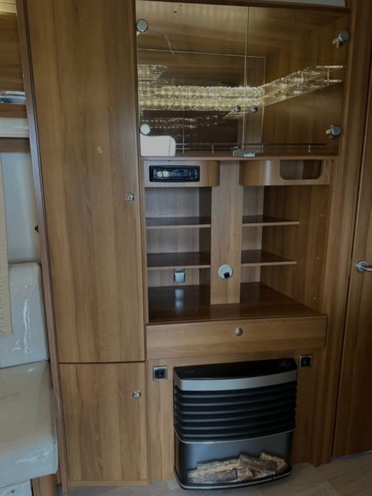 Продава се каравана с масивна дървена конструкция БЕЗ място