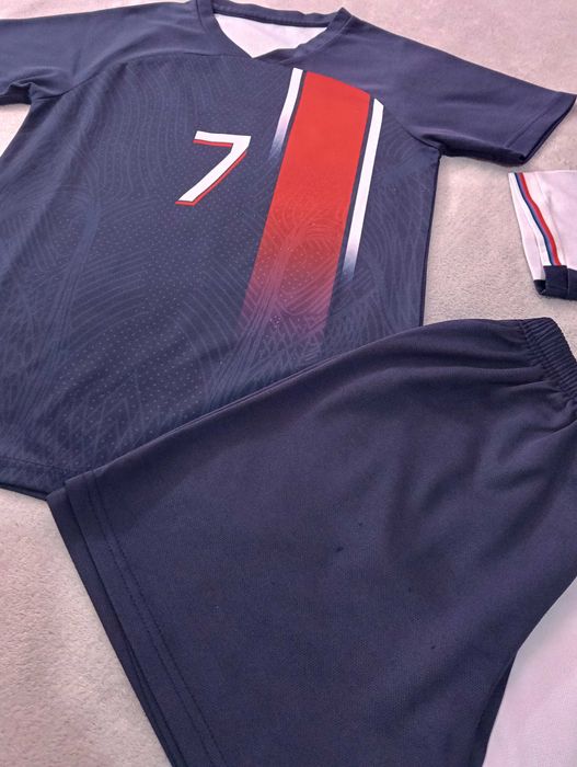 Подарявам детски футболни екипи