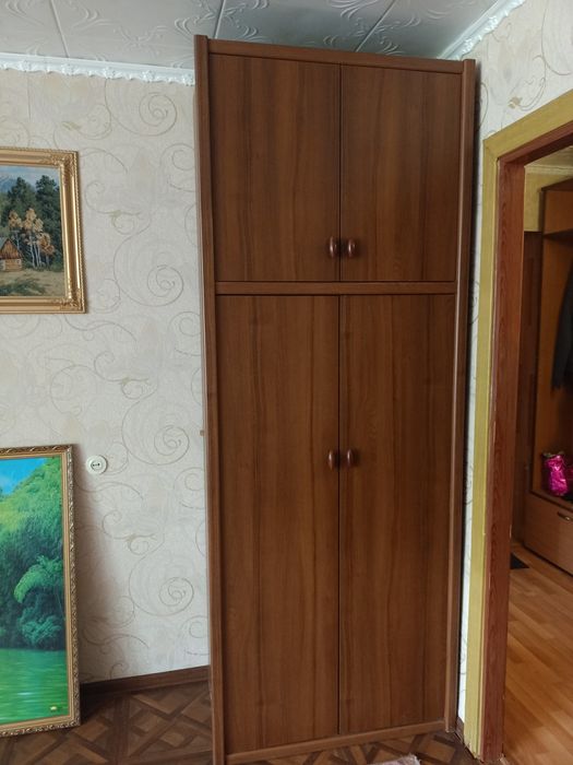 Стенка для гостиной.Цвет орех.