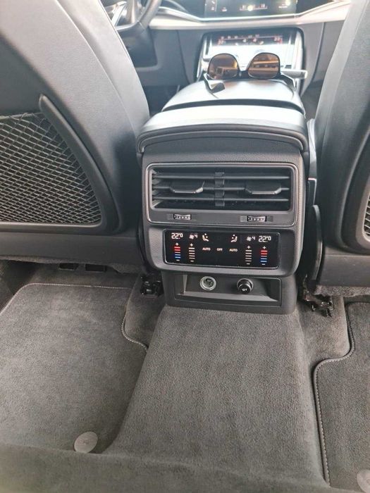 Vand Audi Q8 impecabil