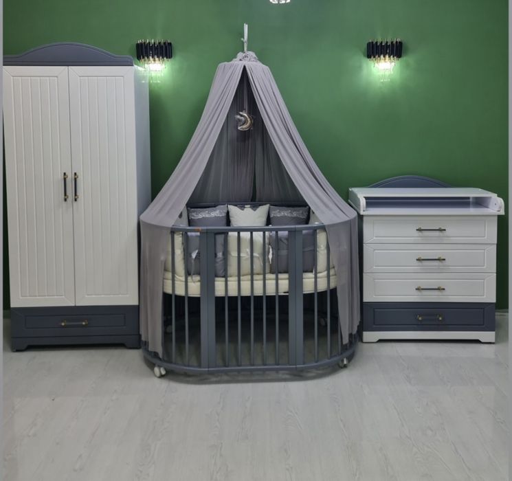 Детсая кровать и шкаф и камод