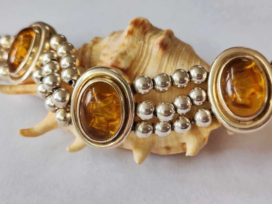 Сребърна гривна с кехлибар