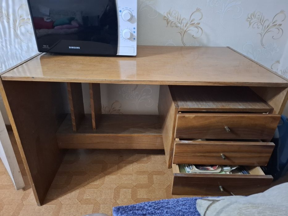 Отдам даром стол письменный.