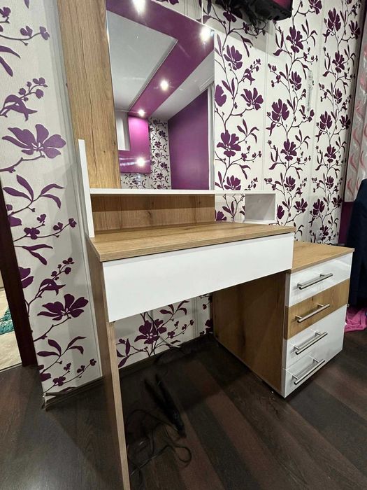 Тоалетка с огледало