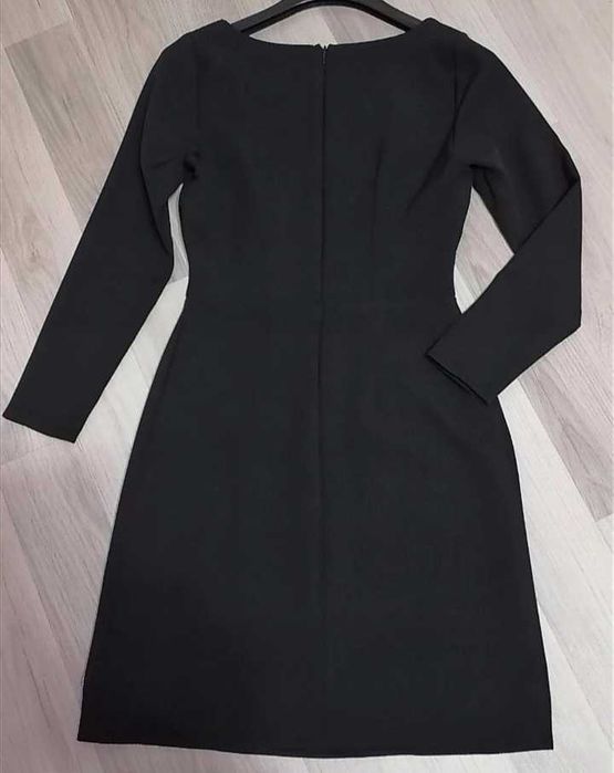 Rochie neagră cu broderie aurie